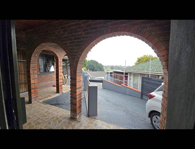 3 BEDROOM FREEHOLD FOR SALE IN SHALLCROSS